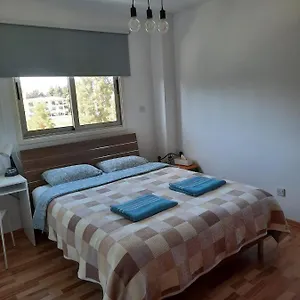 Private In Shared Near Airport - 24 Hour Shuttle Service Habitación en casa particular Lárnaca